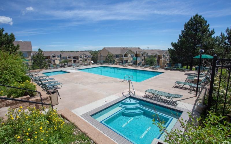 a swimming pool behind a building